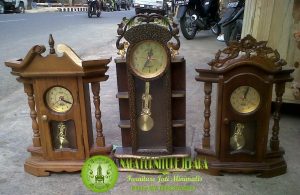 Jam-Hias-Kayu-Jati-300x195  